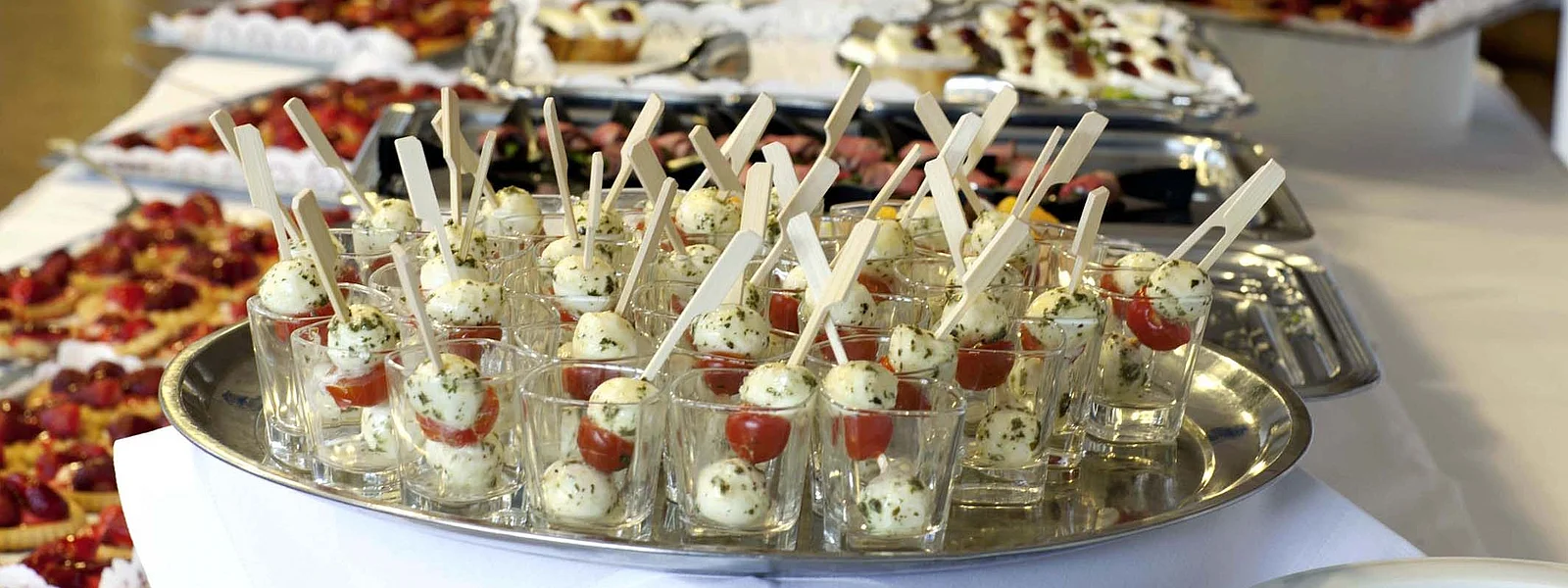 Foto von Tomate-Mozzarella-Spießen