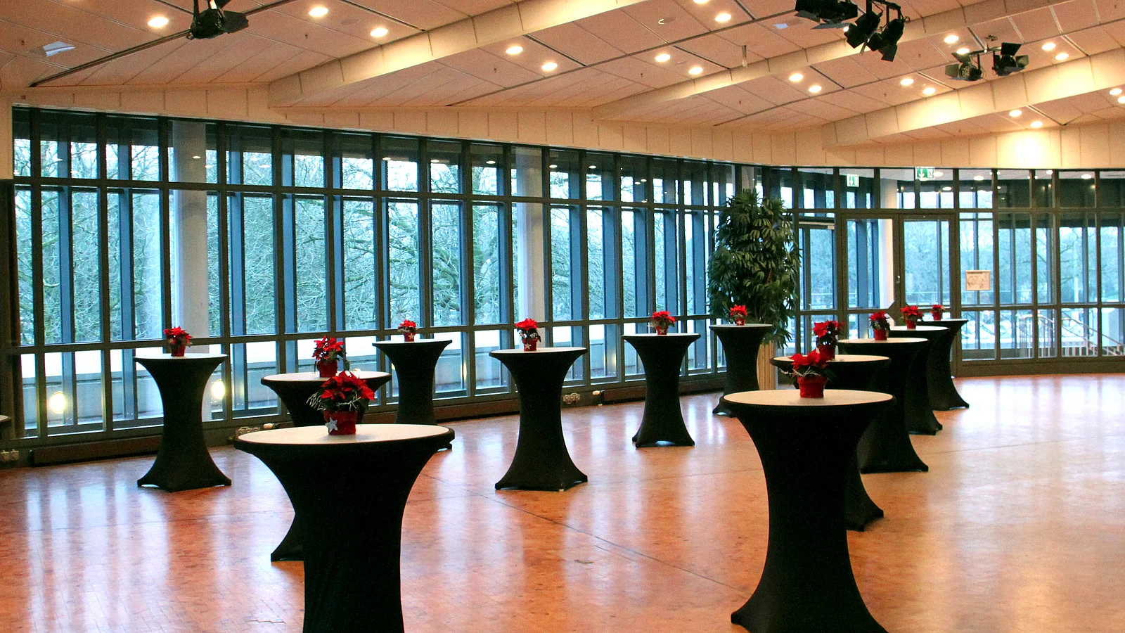 Oberes Saalfoyer der Paderhalle mit schwarzen Stehtischen