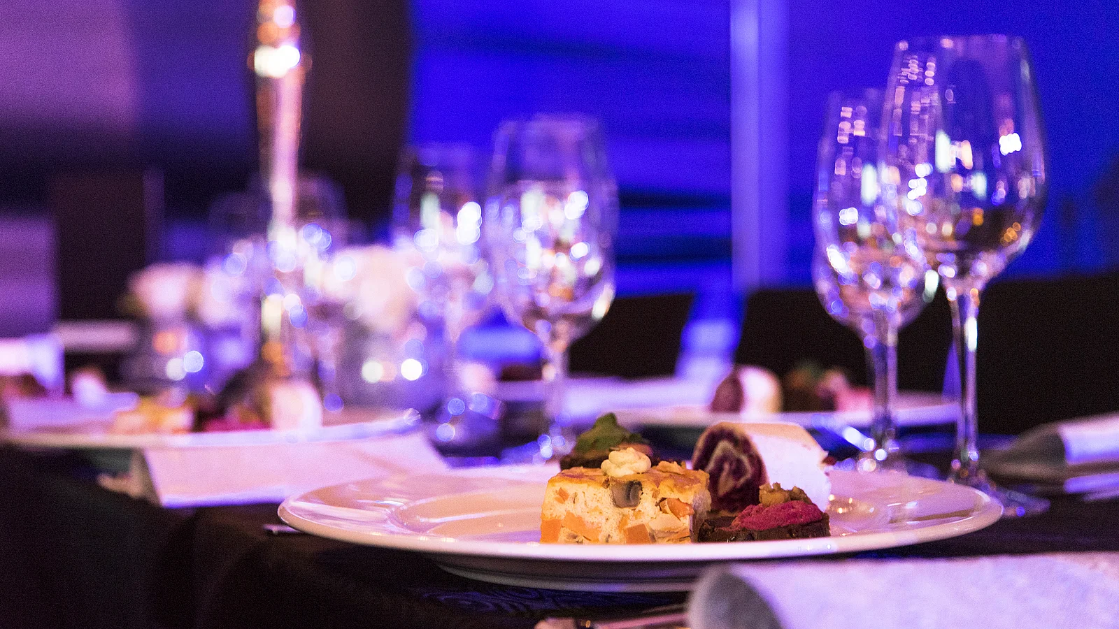 Foto eines Tellergerichts auf einem elegant eingedeckten Tisch